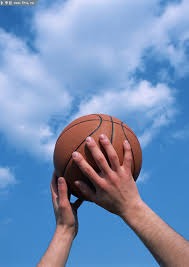 指针划过周六早晨10点，车链转动的声响撞碎薄雾。＂