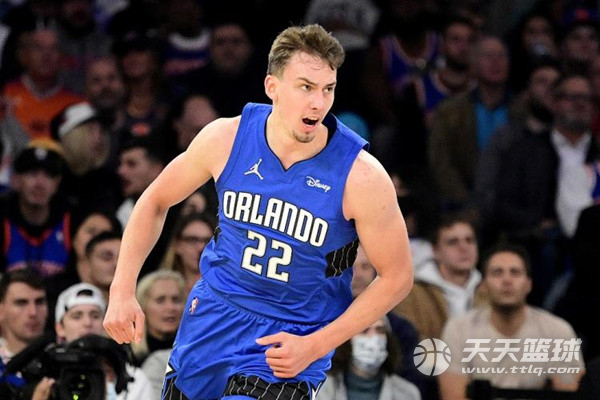 强调战术执 强调战术执